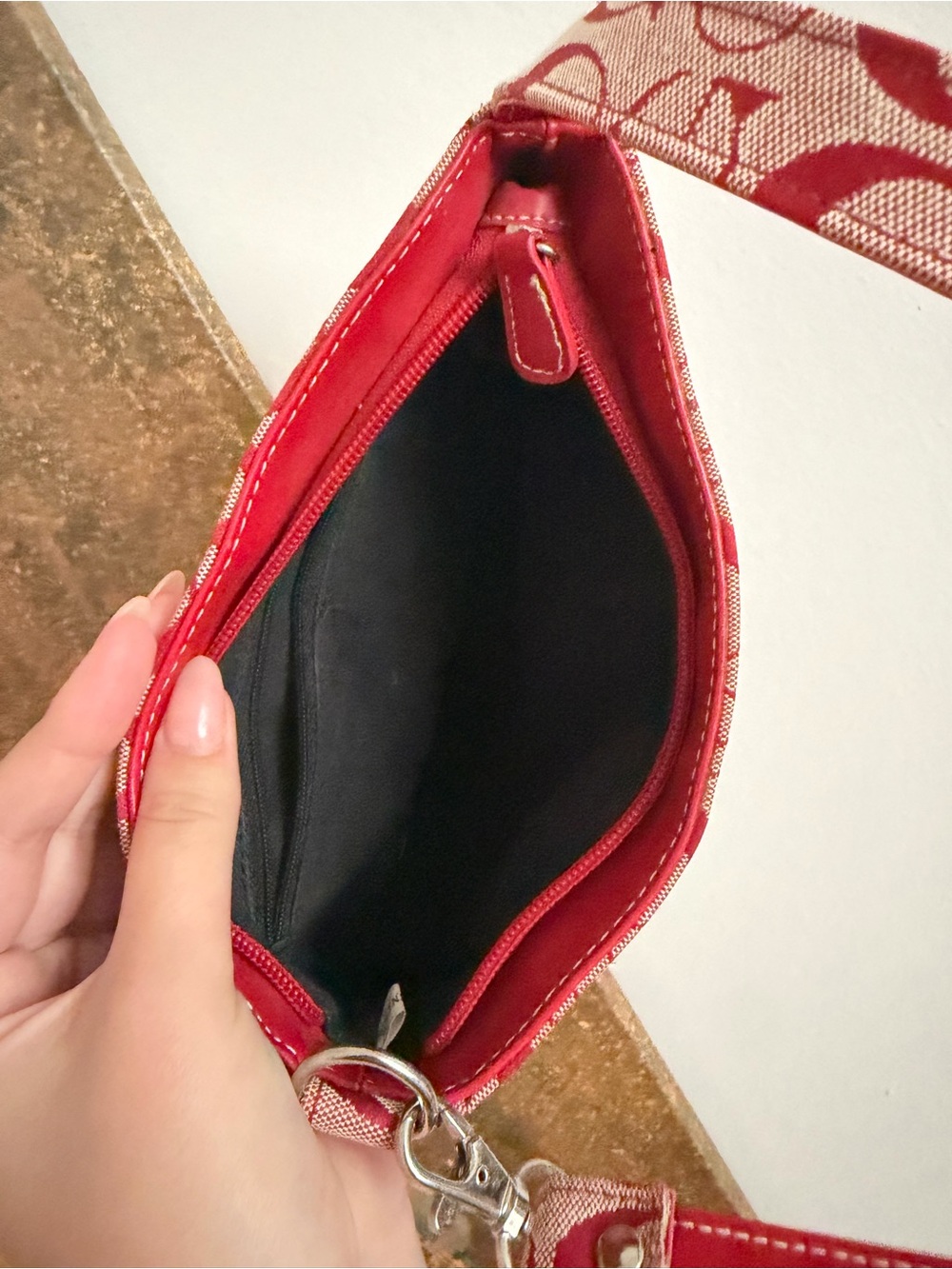 Red Logo-Pattern Shoulder Bag - Picture 3 of 3
